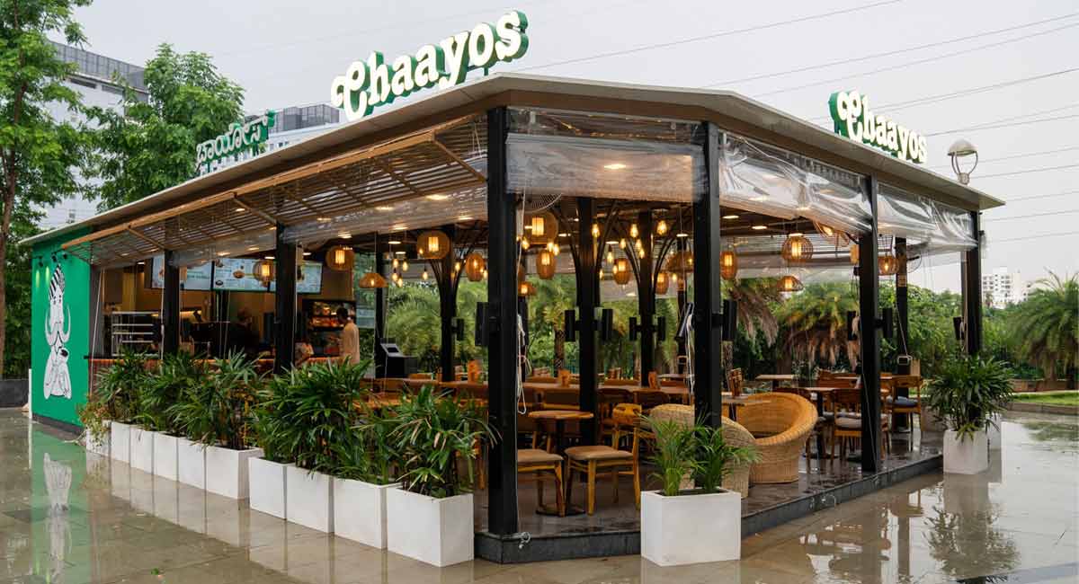 Shop attending at chaayos